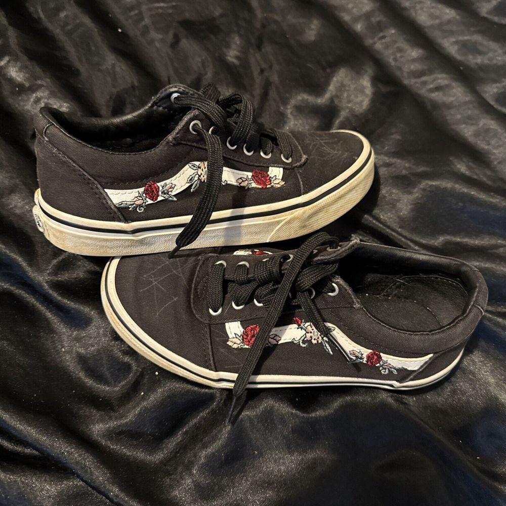 Vans Skateboard Shoes Black With Roses Flowers Size US Missy 2.0 Euro 32.5 2